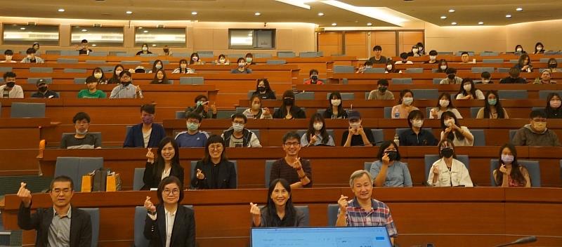 數位創新行銷講座與會人員合影留念