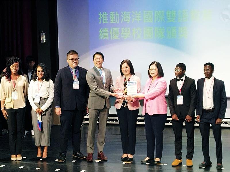 海委會管碧玲主委與AIT黃東偉處長為長榮大學績優團隊頒獎並合影