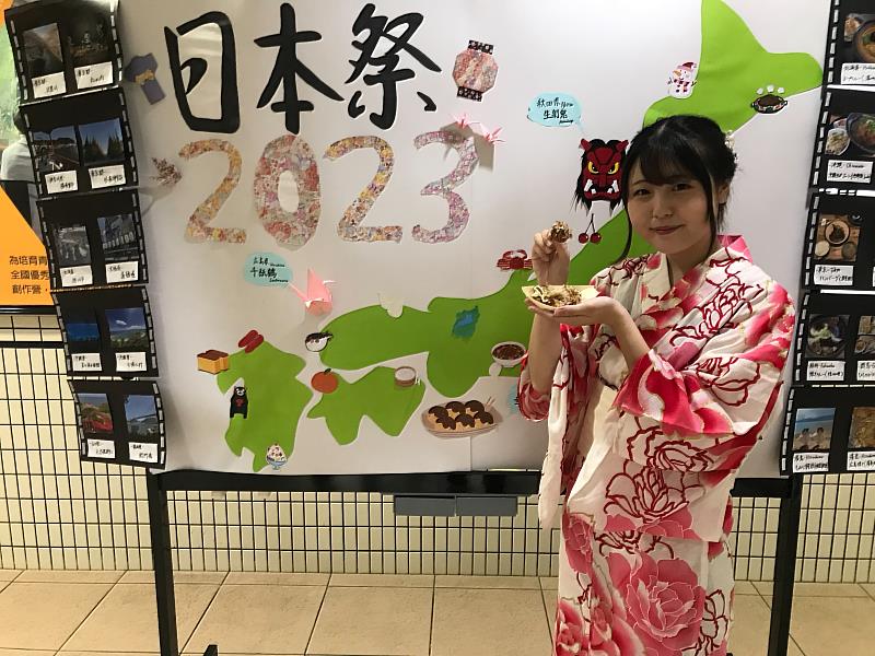 日本傳統浴衣提供同學及教職員試穿拍照。