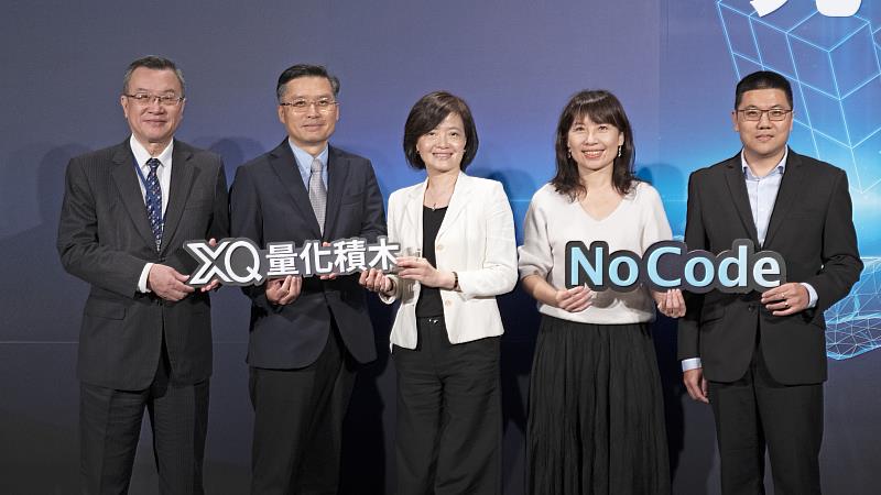 嘉實資訊於今天舉行「XQ量化積木」產品發表會，為台灣資本市場第一套SaaS服務。由左而右依序為：精實財經媒體董事長吳根成、嘉實投顧總經理林佳興、嘉實資訊業務副總周玉惠、嘉實資訊行銷長朱令君、嘉實資訊產品部資深協理鍾淳豐。