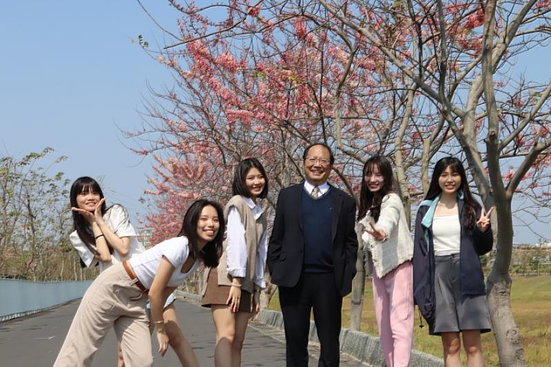 中華醫大相鄰的仁德滯洪池北堤岸花旗木開始盛開，中華醫大校長孫逸民偕學生賞花趣