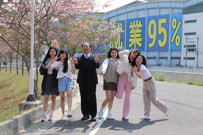 中華醫大相鄰的仁德滯洪池北堤岸花旗木開始盛開，中華醫大校長孫逸民偕學生賞花趣