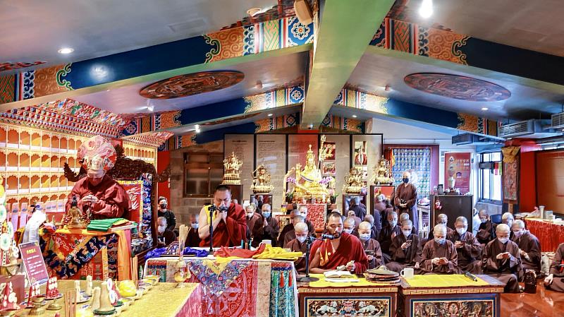 在靈鷲山財寶宮殿舉辦蓮師三身寂忿薈供共修，殊勝難得。（圖由靈鷲山佛教教團提供）