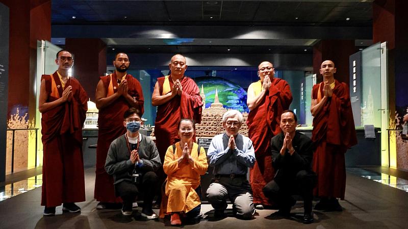 堪仁波切等一行，參觀心道法師創建的世界宗教博物館。（圖由靈鷲山佛教教團提供）