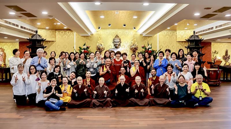 堪仁波切親切與靈鷲山法師、職工、志工合影。（圖由靈鷲山佛教教團提供）
