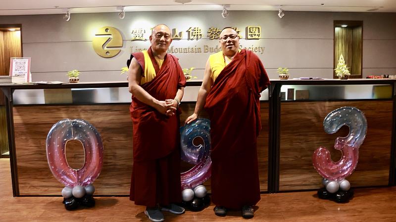 堪仁波切（左）與蔣揚仁波切參訪靈鷲山位於新北市永和區的辦公室。（圖由靈鷲山佛教教團提供）