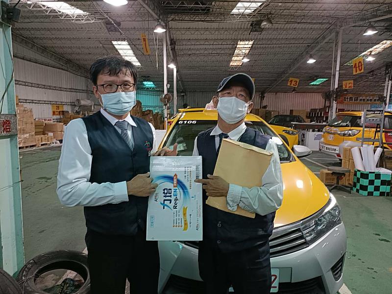圖三_台灣計程車駕駛暖心協會發送健康補給品給弱勢司機，關懷司機健康。