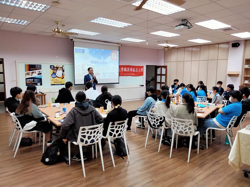 南華大學職涯領航志工培訓，邀請億進寢具企業公司理柯智正副總經蒞臨指導，說明如何儲備數位技能。