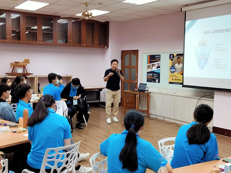 南華大學職涯領航志工培訓，邀請昇億水電材料公司黃彥富總經理蒞臨指導，培養學員建立職場信心。