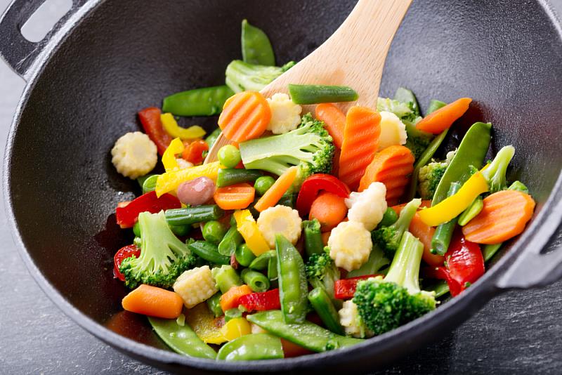 每日吃足五蔬果，多攝入葉黃素等護眼營養