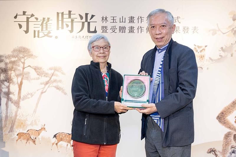史博館館長梁永斐（右）致贈屋瓦紀念座予林柏亭夫人蘇麗文女士（左）