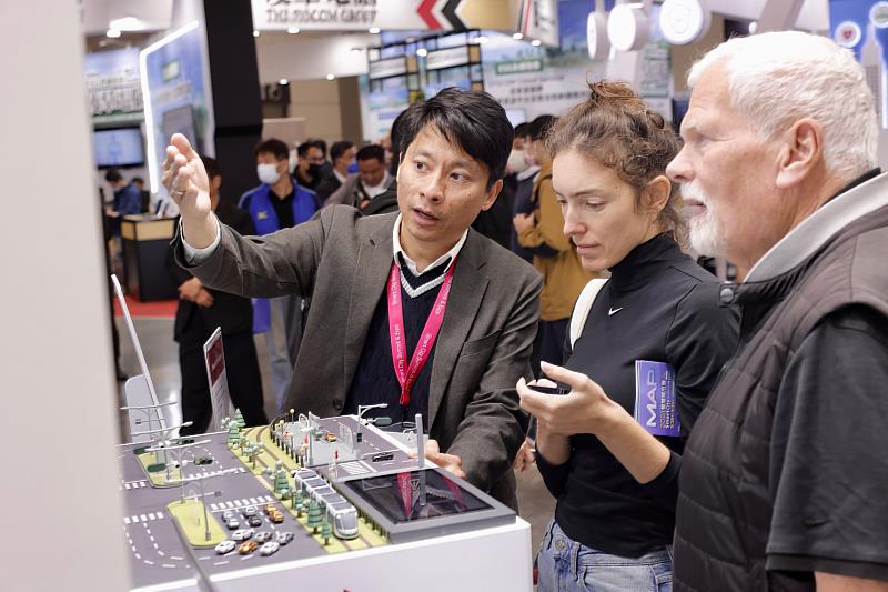 遠傳於智慧城市展展出「智慧路口」交通解決方案，以5G結合C-V2X技術，提供高雄市輕軌駕駛危險預警，降低事故發生率，受到不少外賓關注。