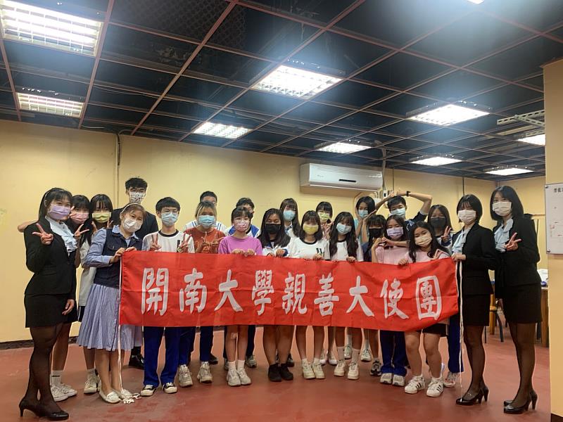 親善大使社團到永豐高中禮賓服務教學。