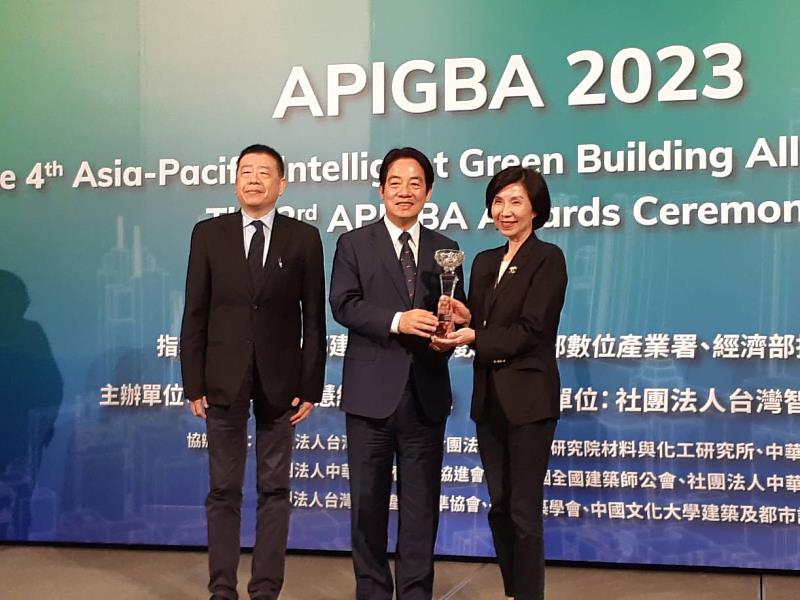 遠傳TPKC雲端運算中心獲APIGBA Awards設計類鉑金首獎，由副總統賴清德(中)頒獎給遠傳電信總經理井琪(右)。