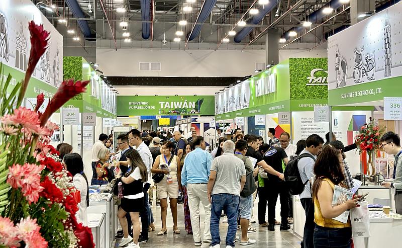 2.巴拿馬國際商展開幕首日，臺灣館人氣爆棚。(貿協提供)
