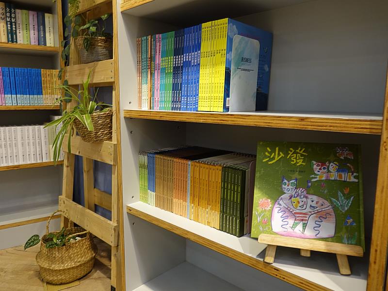 4月1日至4月9日，凡至國立臺灣文學館藝文商店購買「臺灣兒童文學叢書」系列繪本，一律享1本8折、2本7折、3本以上6折優惠。