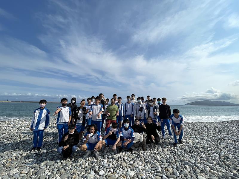 東華境外生與花蓮高中生春天小旅遊 - 北濱公園介紹太平洋美景。
