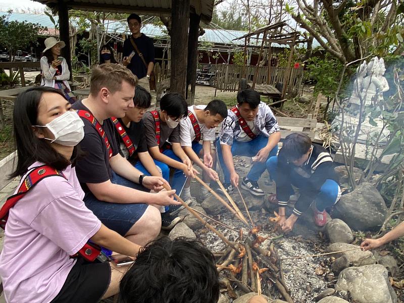 東華境外生與花蓮高中生阿美族文化體驗。