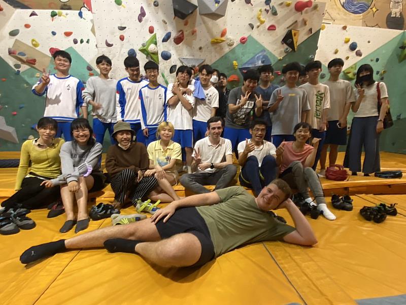 東華境外生與花蓮高中生實施室內攀岩活動。