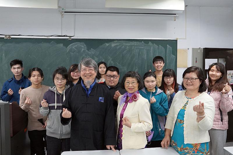 大葉大學通識課程邀請康原(前排左二)分享台灣歌謠