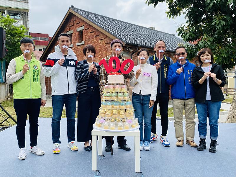新北市定古蹟「滬尾小學校禮堂」修復完成開幕暨100周年，邀請淡水百歲人瑞蔣建德（左4）一起來慶生，共同見證歷史。