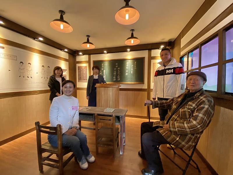 新北市定古蹟「滬尾小學校禮堂」中的復舊教室實景是必拍的場景之一。