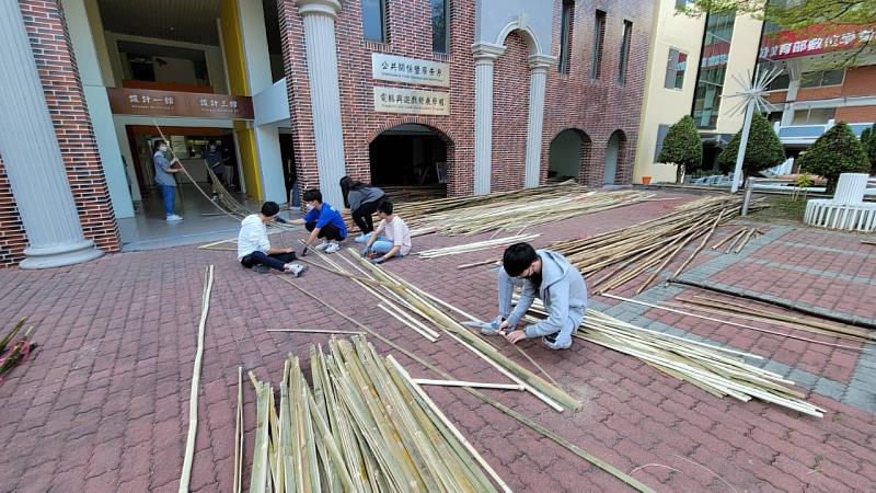 學生於校內製作竹編作品