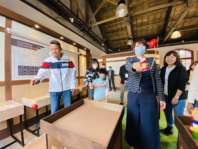 新北市定古蹟「滬尾小學校禮堂」中有日本童玩體驗區，讓民眾體驗下課「趣」。