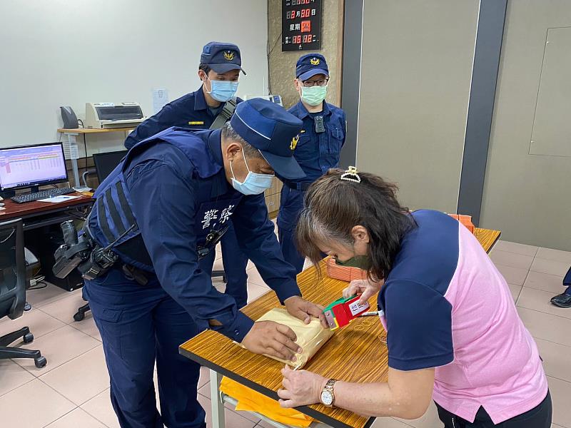 臺東縣太麻里地區農會完成交付員警普發現金袋作業