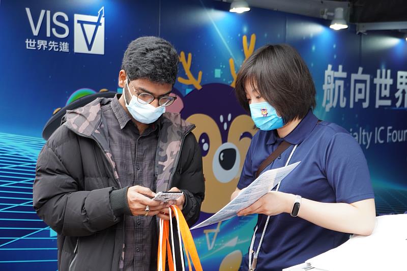臺科大外籍同學參與就業博覽會，前往徵才攤位進行瞭解。