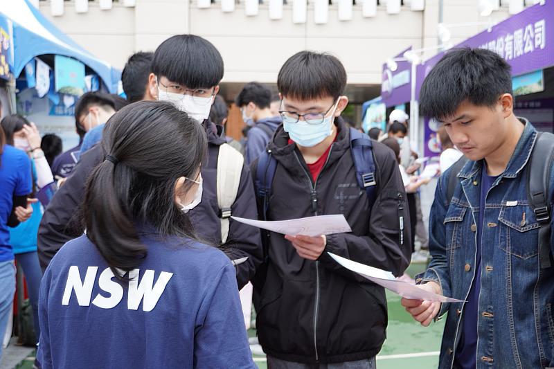 就業博覽會攤位人員正對臺科大同學進行解說。
