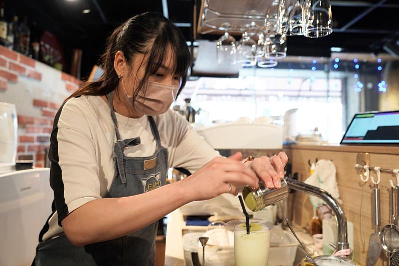 另外還有「青柑綠奶」特色茶品，5月20日前於山海咖啡、錸寮咖啡等10家商家期間限定販售