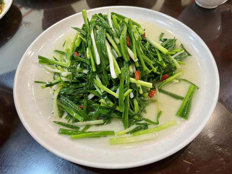 新北的珠蔥鮮嫩甘甜，枸杞簡單泡水後即可加入熱油鍋與切成段的珠蔥，以大火快炒6秒就可以起鍋