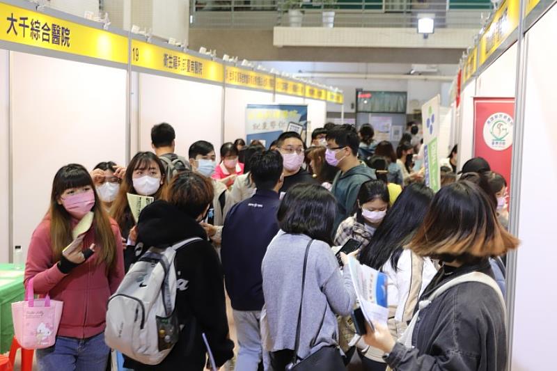 疫情趨緩，中華醫大校園就業博覽會吸引眾多企業到校徵才，學生參與踴躍，場面熱絡