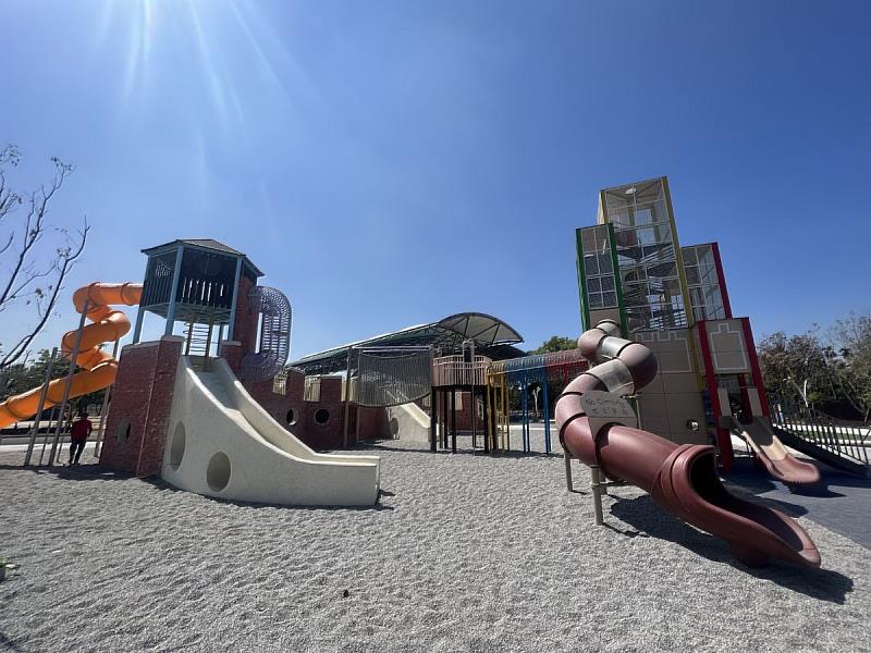 「內埔六堆紀念公園特色遊戲場」為雙主題豪華型遊戲場，取客家攻炮城意象的城牆遊具