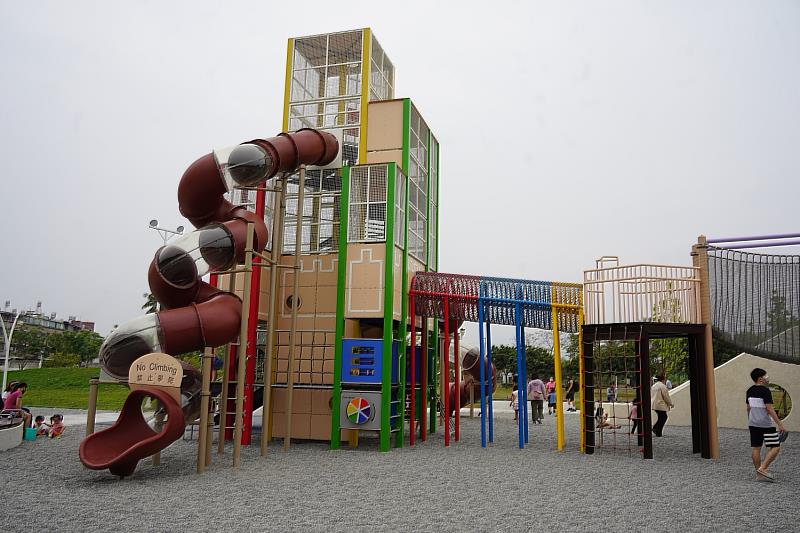 「內埔六堆紀念公園特色遊戲場」採用雙大型遊具的豪華型設置，分別取客家攻炮城意象