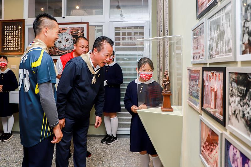 大同國小歡慶創校百年 雨天不減師生熱情-4