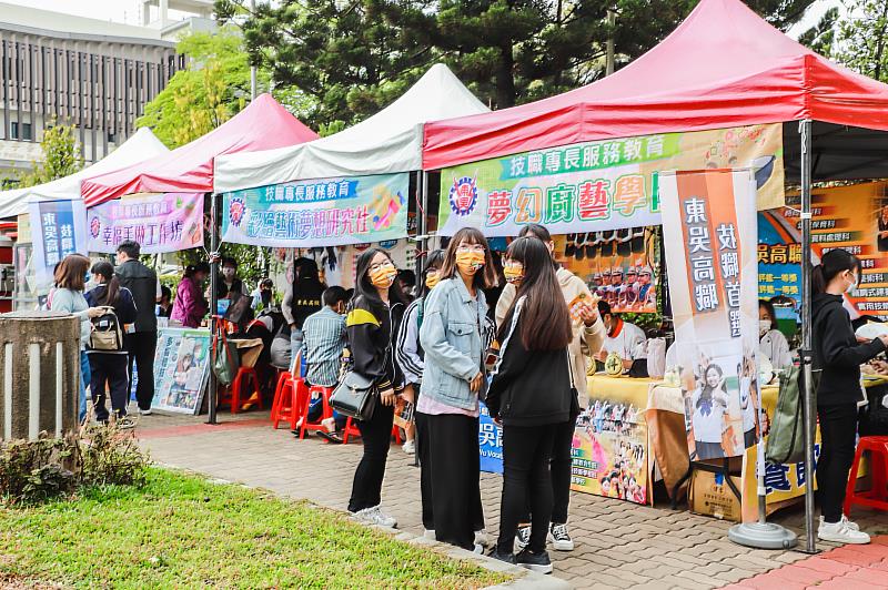 嘉義區高中教育博覽會人潮滿滿  幫助學子探索未來-2