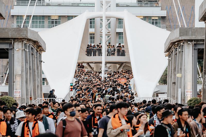 2023年大港開唱4月1日到2日，一連兩天在高雄舉行，眾多樂迷湧入高雄流行音樂中心、駁二藝術特區欣賞演出