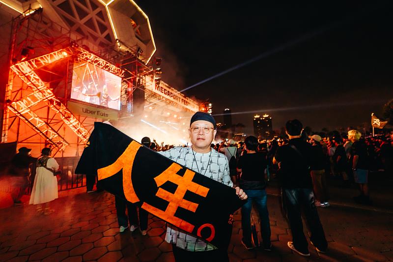 文化部長史哲今（1）日回到高雄港邊，與來自全世界的樂迷朋友與表演者同樂