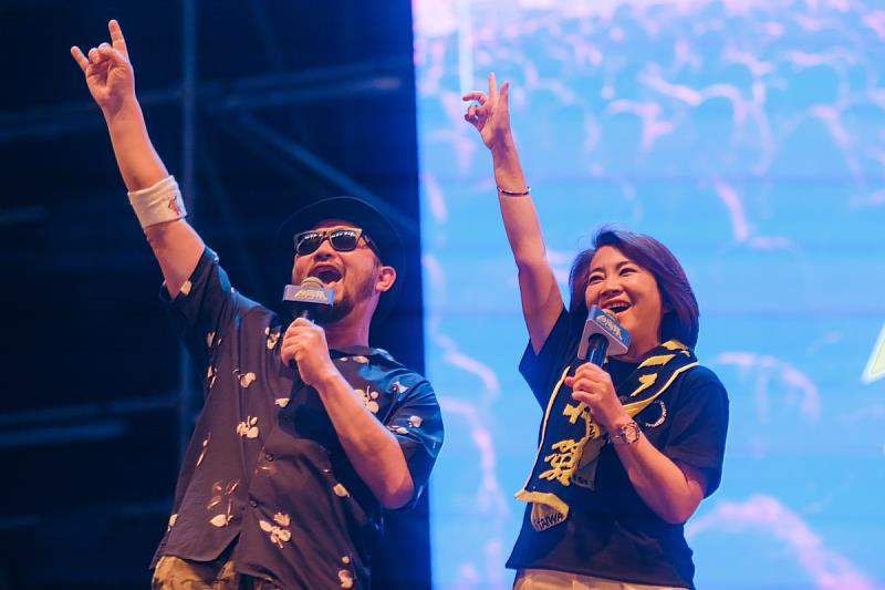 周春米縣長在台灣祭現場與樂迷同樂