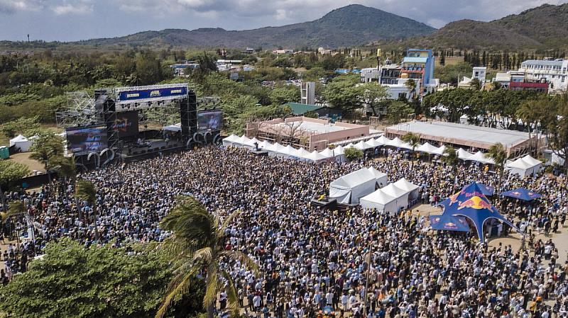 台灣祭第二天人潮更多，舞台區白天就已經爆滿