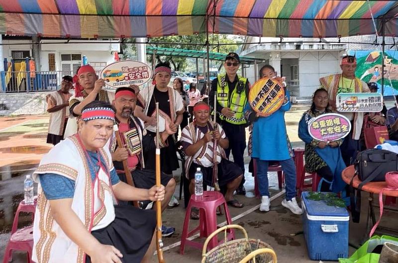 臺東海端鄉射耳祭會場 縣長受邀與關警「現聲舉牌」 強力宣導防詐騙及交安