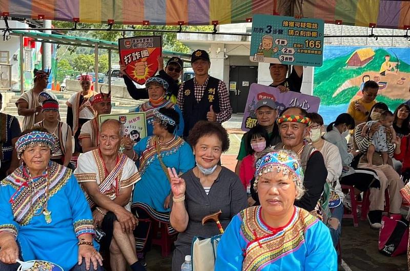 臺東海端鄉射耳祭會場 縣長受邀與關警「現聲舉牌」 強力宣導防詐騙及交安