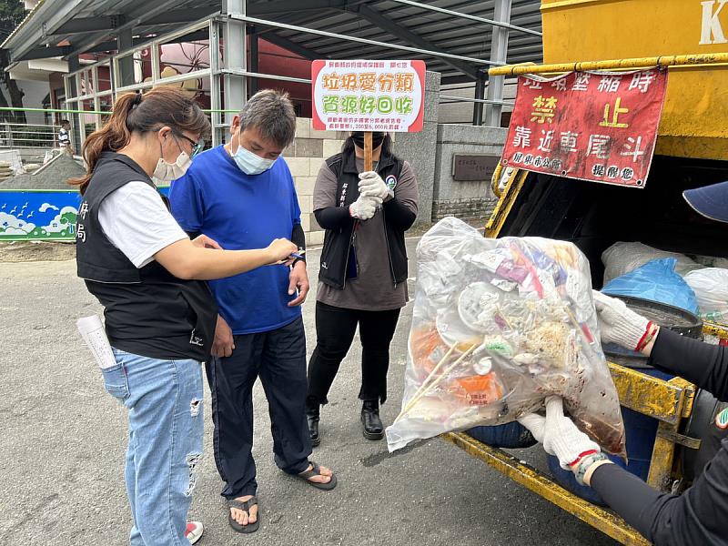 環保局執行屏東市日間第5區破袋檢查-1