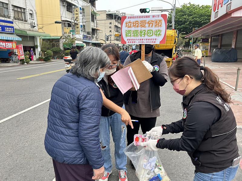 環保局執行屏東市日間第5區破袋檢查-2