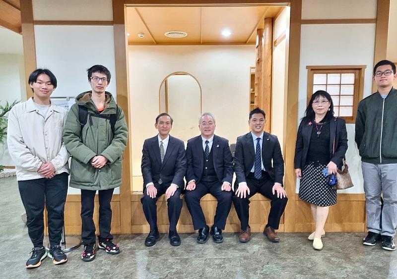 攝南大學荻田喜代一校長(中)，對於義守大學的「日本文化情境教室」讚譽有加，深刻感受義大在教學場域的建構、推廣異國文化的用心(照片來源：義守大學提供)。