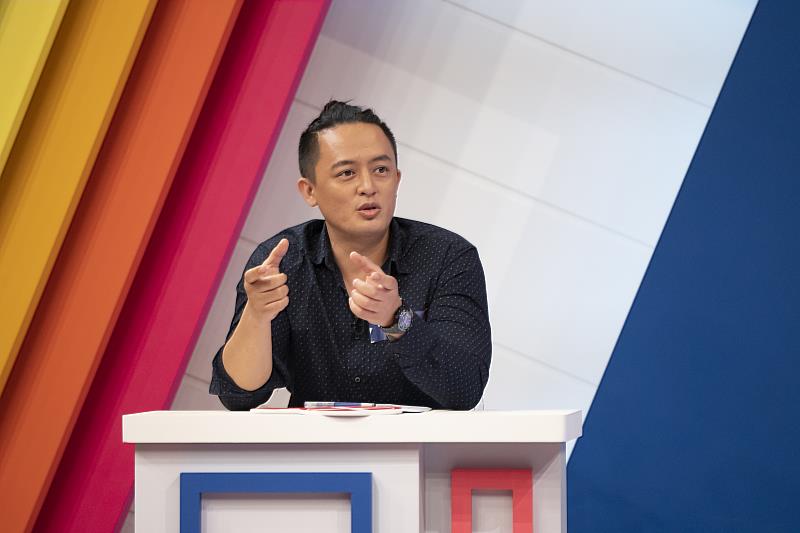 《LIMA幫幫忙-哈Law，有事嗎？！》以個人權利的族人生活大小事法律案件為主要導向，讓觀眾理解族群文化差異與轉型正義角度。圖為：台灣原住民族政策協會理事長陳旻園(Yapasuyongu Akuyana)