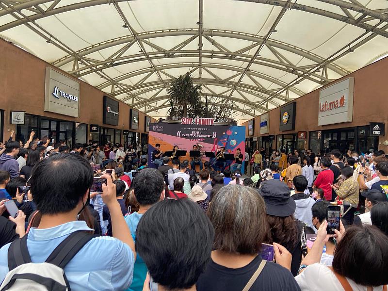 國臺交銅管五重奏在Mitsui Outlet Park臺中港戶外廣場演出，現場聚集大小朋友享受輕鬆有趣的演出