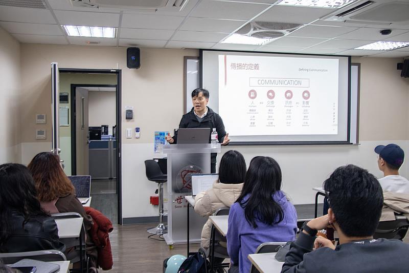 圖二：世新大學碩博士生在游梓翔的課上宛如深入知識寶山滿載而歸